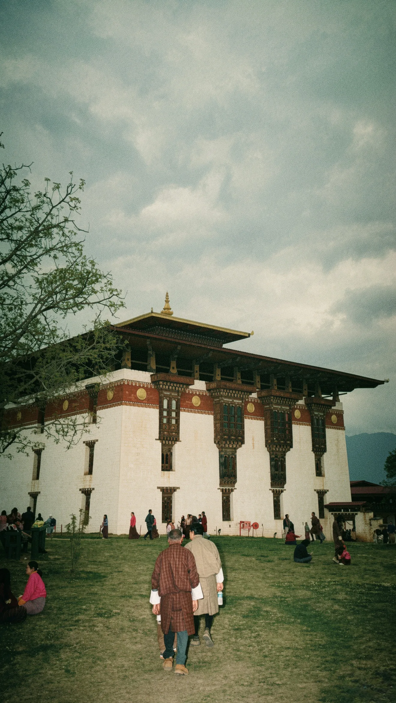 bhutanese-dzong-courtyard-pilgrims